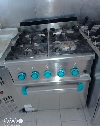Cucina Quattro fuochi professionale con forno