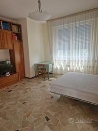 Stanza arredata lavoratori studenti