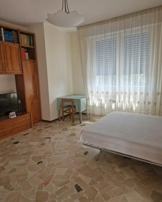Stanza arredata lavoratori studenti