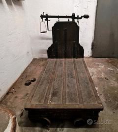 antica bilancia a bascula in legno e ghisa