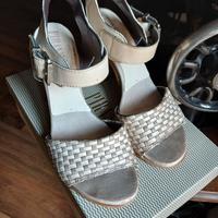 Sandali color toupe e panna