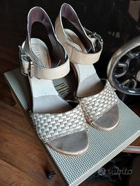 Sandali color toupe e panna