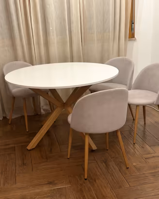 Tavolo ovale con 4 sedie