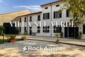 Villa di 420 m² con più di 5 locali e box auto a C