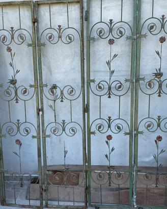 Inferriata antica in ferro battuto