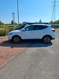 autovettura MG ZS 