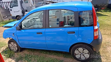 auto incidentata per pezzi di ricambio