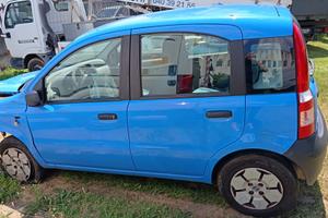 auto incidentata per pezzi di ricambio