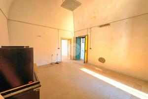2 LOCALI A TORRE DEL GRECO