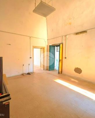 2 LOCALI A TORRE DEL GRECO