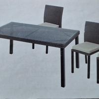 Tavolo da esterno e 4 sedie con cuscini