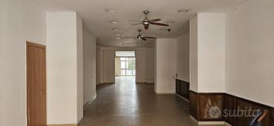 Locale commerciale e retrostante magazzino