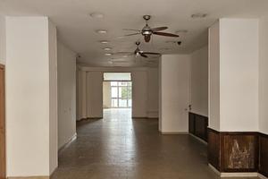 Locale commerciale e retrostante magazzino