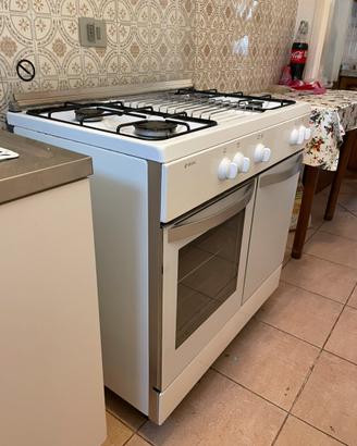 Cucina 4 fuochi con forno a gas