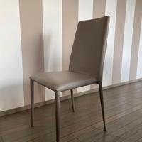 Set di 8 sedie in ecopelle beige