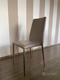 Set di 8 sedie in ecopelle beige