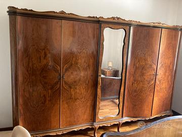 Armadio d’epoca in legno massello – stile classico