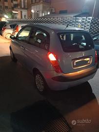 lancia y 