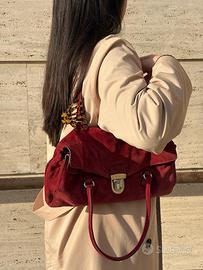 Borsa Prada color ciliegia in pelle scamosciata