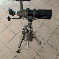 Telescopio rifrattore con montatura e oculare