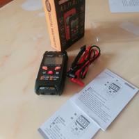 multimetro digitale per misurare le varie tensioni