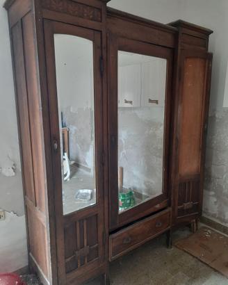 Armadio antico Liberty in legno massello