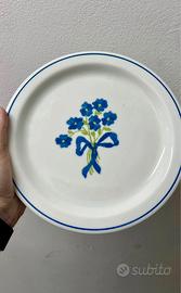Piatti piani con fiorellini blu ceramica
