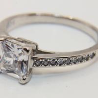 Splendido anello solitario argento