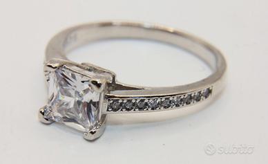 Splendido anello solitario argento