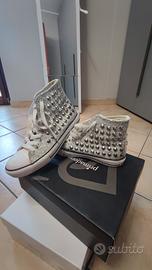 Scarpe tipo "all stars" con borchie