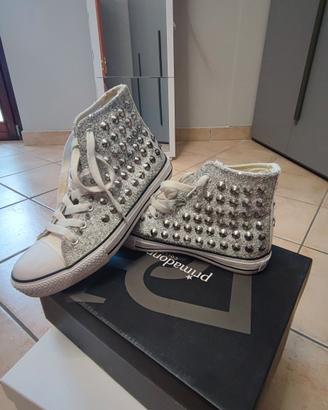 Scarpe tipo "all stars" con borchie
