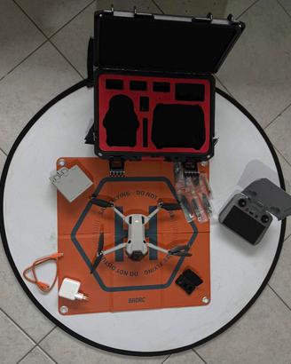 DJI Mini 4 Pro Fly More Combo con accessori