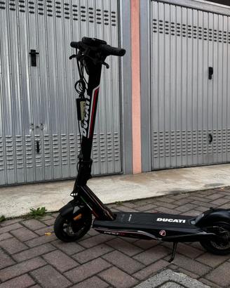 Monopattino elettrico ducati