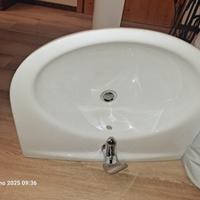 Lavabo in ceramica con base e miscelatore