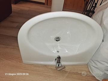 Lavabo in ceramica con base e miscelatore