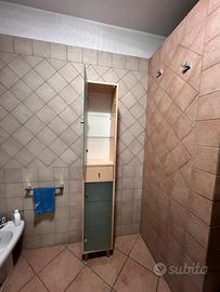 Lavandino e mobile bagno
