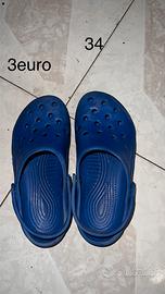 Varie scarpe, pantofole e stivali per bambini