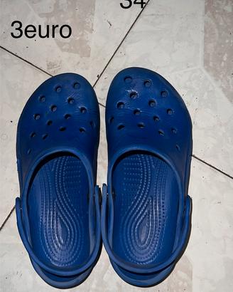 Varie scarpe, pantofole e stivali per bambini