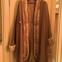 Cappotto beige lungo con bordi in pelliccia