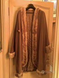 Cappotto beige lungo con bordi in pelliccia