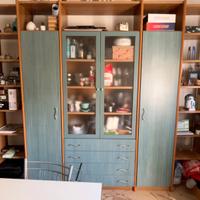 Libreria in legno con vetrinetta e cassetti