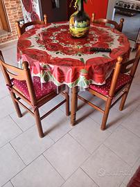 Tavolo rotondo con sedie 