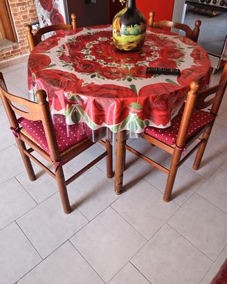 Tavolo rotondo con sedie 