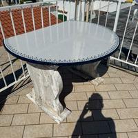 Tavolo da esterno in marmo e ceramica decorata