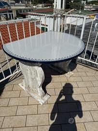 Tavolo da esterno in marmo e ceramica decorata