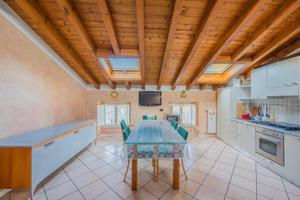 Luminoso appartamento all'ultimo piano del centro