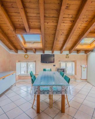 Luminoso appartamento all'ultimo piano del centro