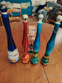 set di bottiglie in vetro colorate da liquori