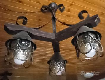 LAMPADARIO IN FERRO BATTUTO E LEGNO A 3 LUCI