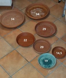 Sottovasi e vasi di plastica